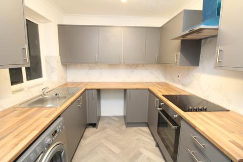 3 bedroom terraced house to rent, Barrow Grove, Sittingbourne ME10