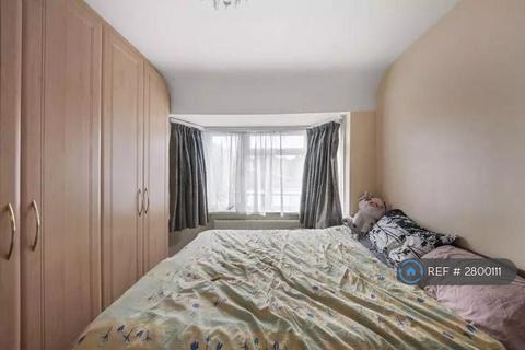 1 bedroom in a house share to rent, Castle Road, Northolt, UB5