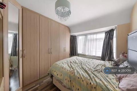 1 bedroom in a house share to rent, Castle Road, Northolt, UB5