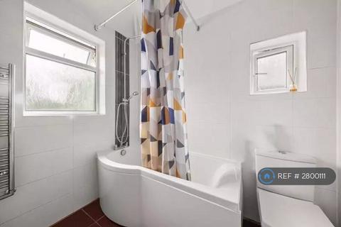 1 bedroom in a house share to rent, Castle Road, Northolt, UB5