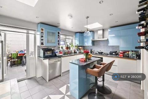 1 bedroom in a house share to rent, Castle Road, Northolt, UB5