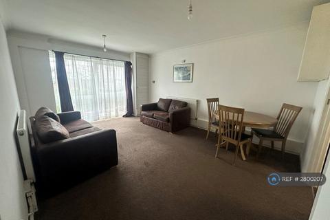 3 bedroom flat to rent, Deborah Close, Isleworth, TW7