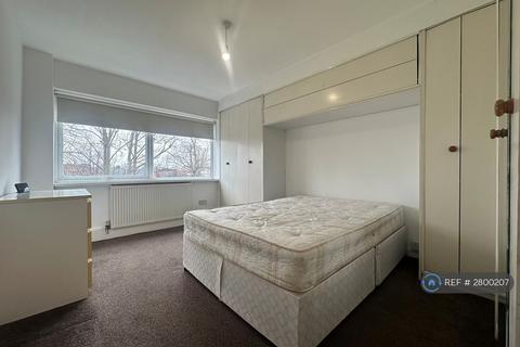 3 bedroom flat to rent, Deborah Close, Isleworth, TW7
