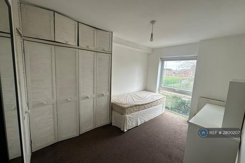 3 bedroom flat to rent, Deborah Close, Isleworth, TW7
