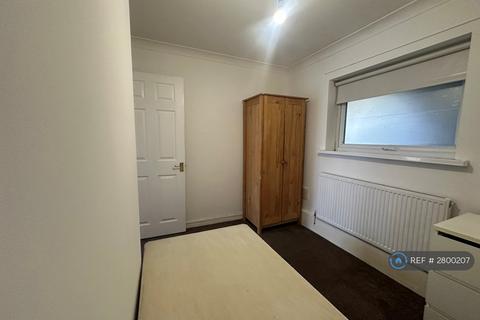 3 bedroom flat to rent, Deborah Close, Isleworth, TW7