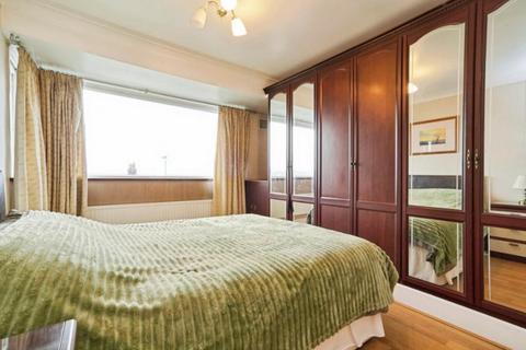 3 bedroom terraced house to rent, Elm Walk, London, SW20