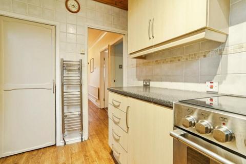 3 bedroom terraced house to rent, Elm Walk, London, SW20