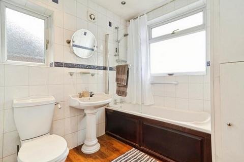 3 bedroom terraced house to rent, Elm Walk, London, SW20