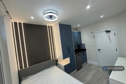1 bedroom in a house share to rent, Wellesley Road, Harrow, HA1