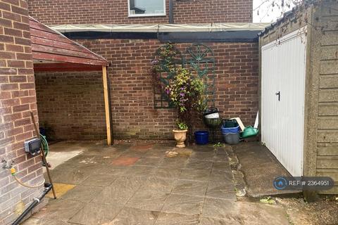 3 bedroom semi-detached house to rent, Foresters Crescent, Bexleyheath, DA7