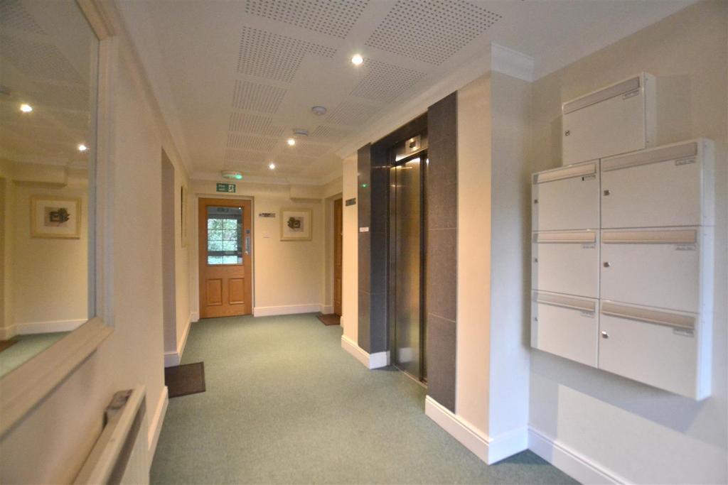 Communal Hallway &amp; Lift.JPG