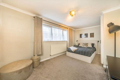 2 bedroom flat to rent, Clarence Lane, London SW15