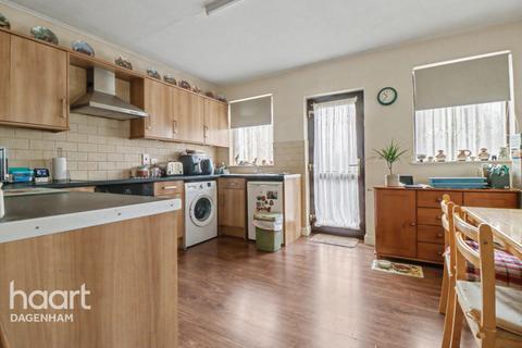 2 bedroom end of terrace house for sale, Mayswood Gardens, Dagenham