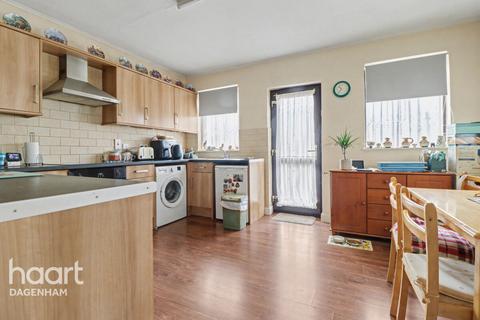 2 bedroom end of terrace house for sale, Mayswood Gardens, Dagenham