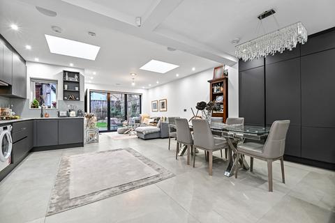 4 bedroom semi-detached house for sale, Devonshire Road, London, NW7