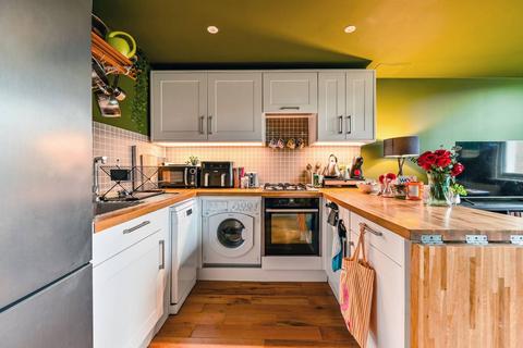 2 bedroom flat to rent, Evering Road, Stoke Newington, London, E5