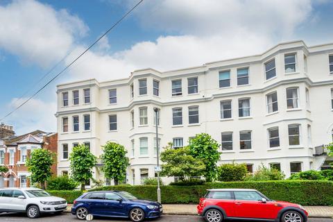 3 bedroom flat to rent, Disraeli Gardens, Putney, London, SW15