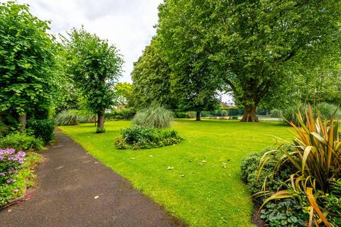 3 bedroom flat to rent, Disraeli Gardens, Putney, London, SW15