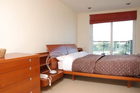 3 bedroom flat to rent, Smugglers Way, Wandsworth Town, London, SW18