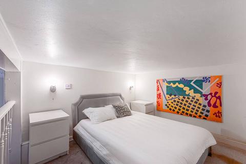 Studio to rent, EMPERORS GATE, South Kensington, London, SW7