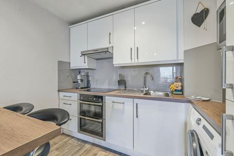 1 bedroom flat to rent, Bramlands Close, London, SW11