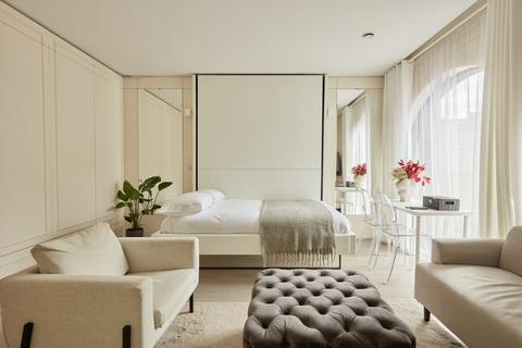 Studio to rent, Loftus Road, London W12