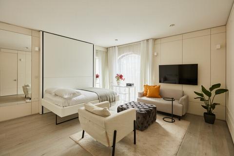 Studio to rent, Loftus Road, London W12