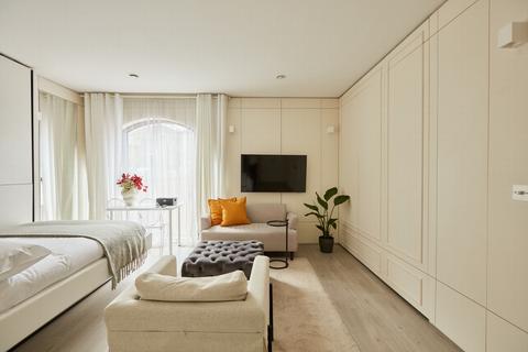 Studio to rent, Loftus Road, London W12