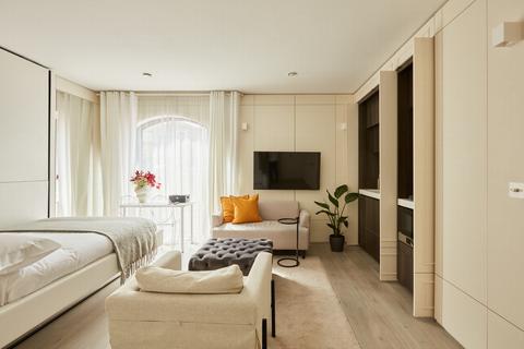 Studio to rent, Loftus Road, London W12