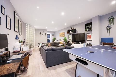 3 bedroom flat for sale, Calvin Street, Spitalfields, London, E1