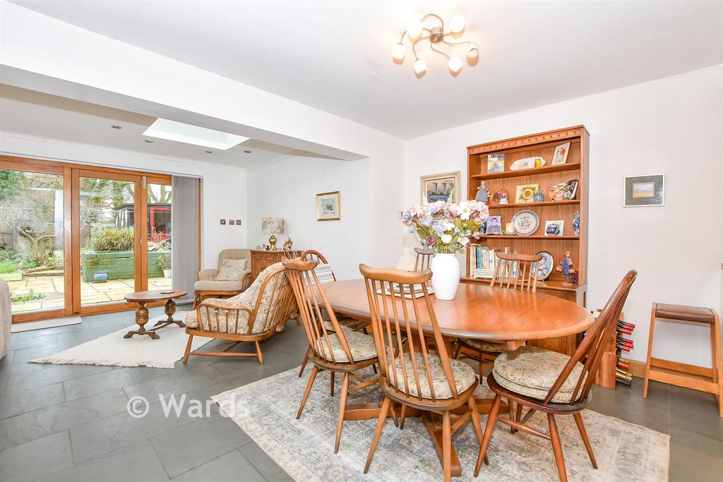 Lounge/Dining Area