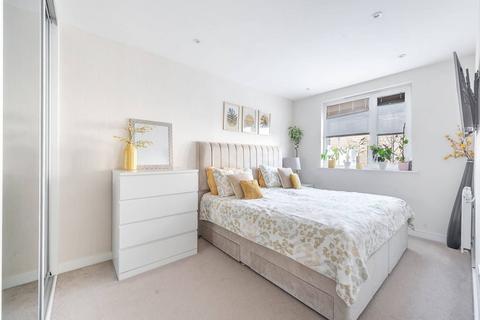 3 bedroom maisonette to rent, Fry Lane, Edgware, HA8