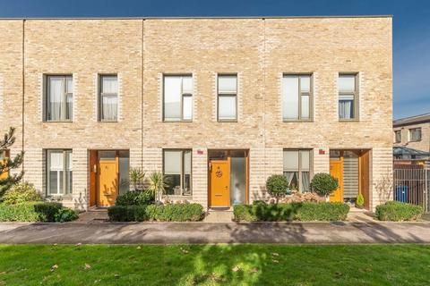 3 bedroom maisonette to rent, Fry Lane, Edgware, HA8
