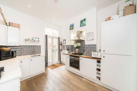 1 bedroom flat to rent, Dinsmore Road, London SW12