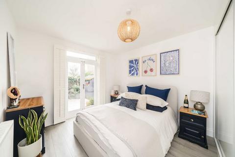 1 bedroom flat to rent, Dinsmore Road, London SW12