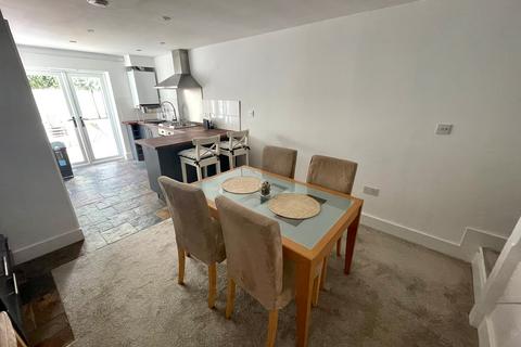 3 bedroom semi-detached house to rent, Brook Street, DE1