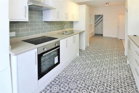 3 bedroom terraced house to rent, Harcourt Road, PO1
