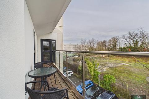 2 bedroom flat for sale, Russell Way, Crawley RH10