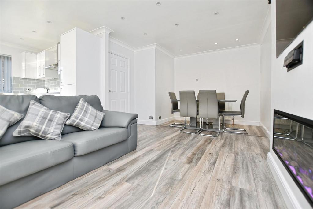 Lounge & Dining Area