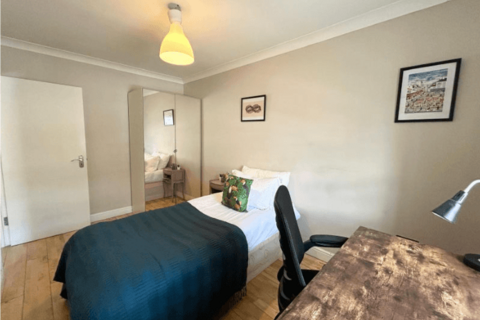 1 bedroom in a flat share to rent, St Michaels Street, W2