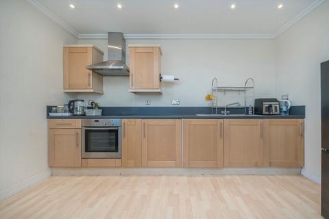 2 bedroom flat to rent, Victoria Road, London W3