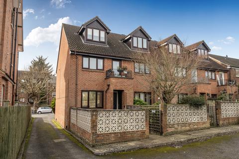 1 bedroom apartment for sale, Clovelly Gardens, London