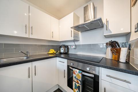 1 bedroom apartment for sale, Clovelly Gardens, London
