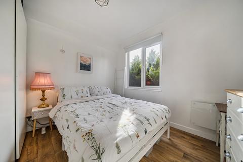 1 bedroom apartment for sale, Clovelly Gardens, London