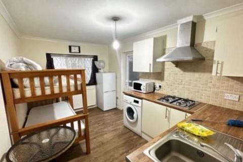 Studio to rent, Sherborne Avenue, Southall