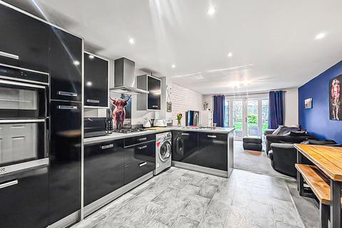 4 bedroom end of terrace house for sale, Lasborough Drive, Gloucester GL4