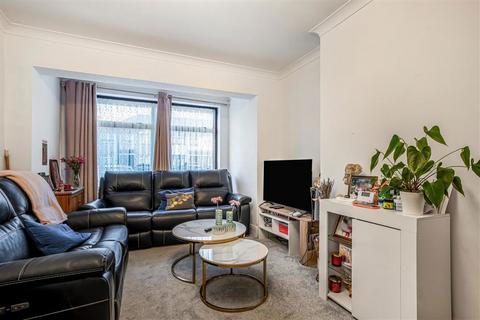 3 bedroom terraced house to rent, Montrose Avenue, Welling DA16