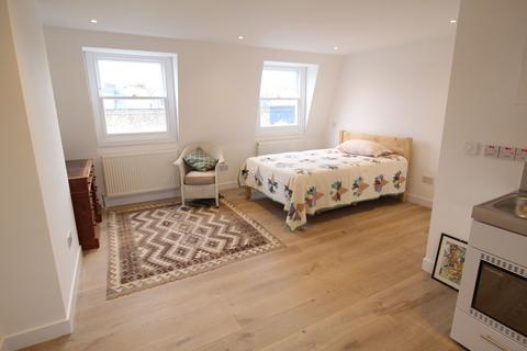 Studio to rent, Winston Road, London N16