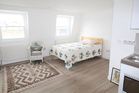 Studio to rent, Winston Road, London N16