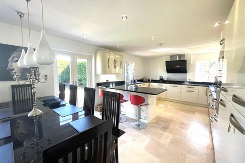 4 bedroom detached house to rent, Farnborough Road, Farnham GU9